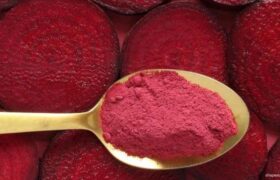 beetroot-powder-in-spoon